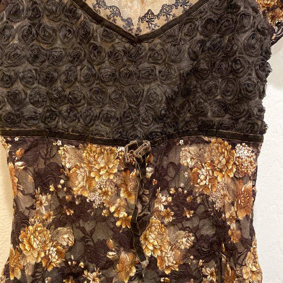 Misha floral print top with lace and velvet accents - Picture 4 of 6
